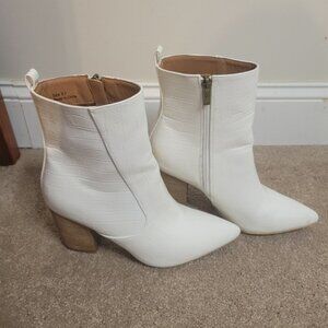 CCOCCI White Faux Crocodile Leather Pointed Toe Block Heel Ankle Boots Size 8.5